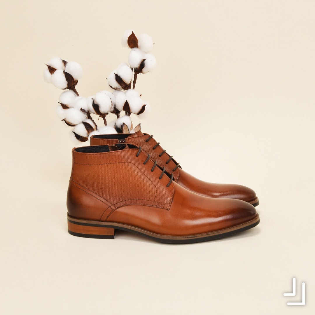 Messieurs, si vous cherchez un intemporel, optez pour cette boots en cuir marron de chez Kdopa 😍
Tailles : 40 au 46
#millimchausselavie #millim #millimchaussures #çachausseavecmillim #chaussure #chaussures #chaussureshomme