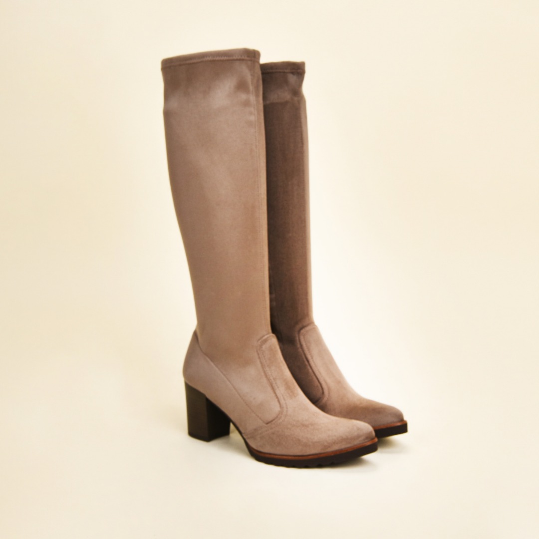 Team boots ou bottes ? 🤔
Chez Millim on adore ces bottes de chez Dorking 😍
Tailles : 36 au 41
#millimchausselavie #millim #millimchaussures #çachausseavecmillim #ootd #chaussure #chaussures #chaussuresfemme